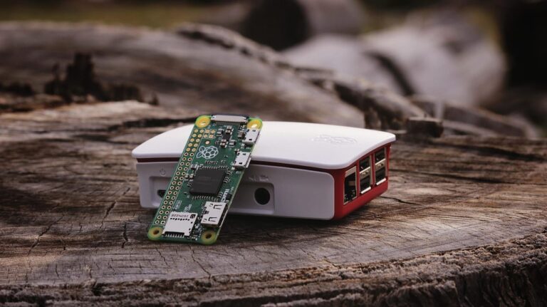 Raspberry Pi Zero und Gehaeuse auf Holz - Geschenkidee fuer Nerds und Bastler